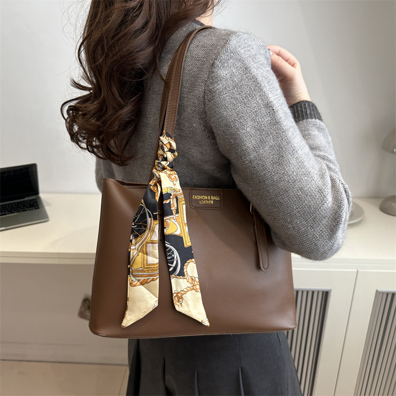 Bolsa de lona de seda 2024 invierno nuevo versátil este año popular retro viaje al trabajo bolso de moda especial