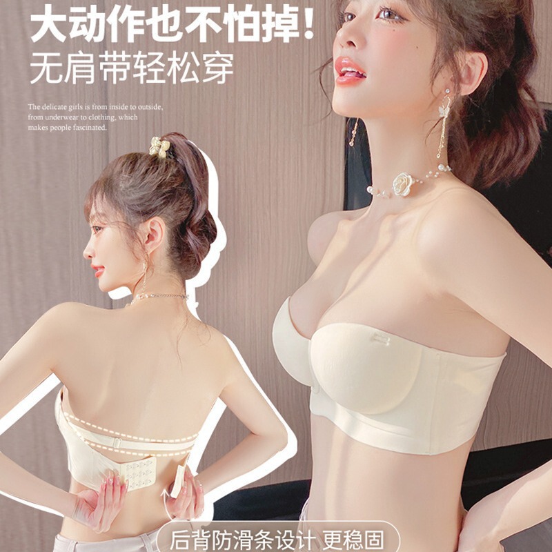 肩ひものない下着のない女性の胸が集まって滑り止めの垂れ下がった半分のカップに跡がないステンレスの輪がないです。|undefined