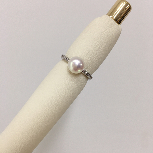 organic fashionable ring from pearl with zircon