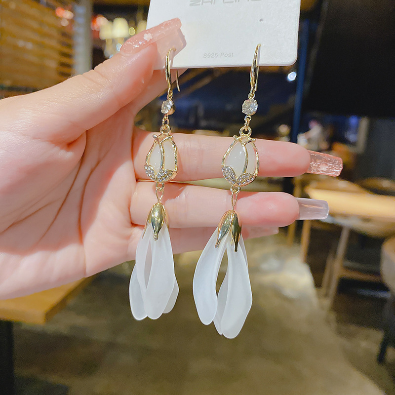 2024 Pendientes de borla de moda de nuevo estilo Pendientes largos de temperamento Pendientes de pétalo de espiga de circón con incrustaciones de súper hadas