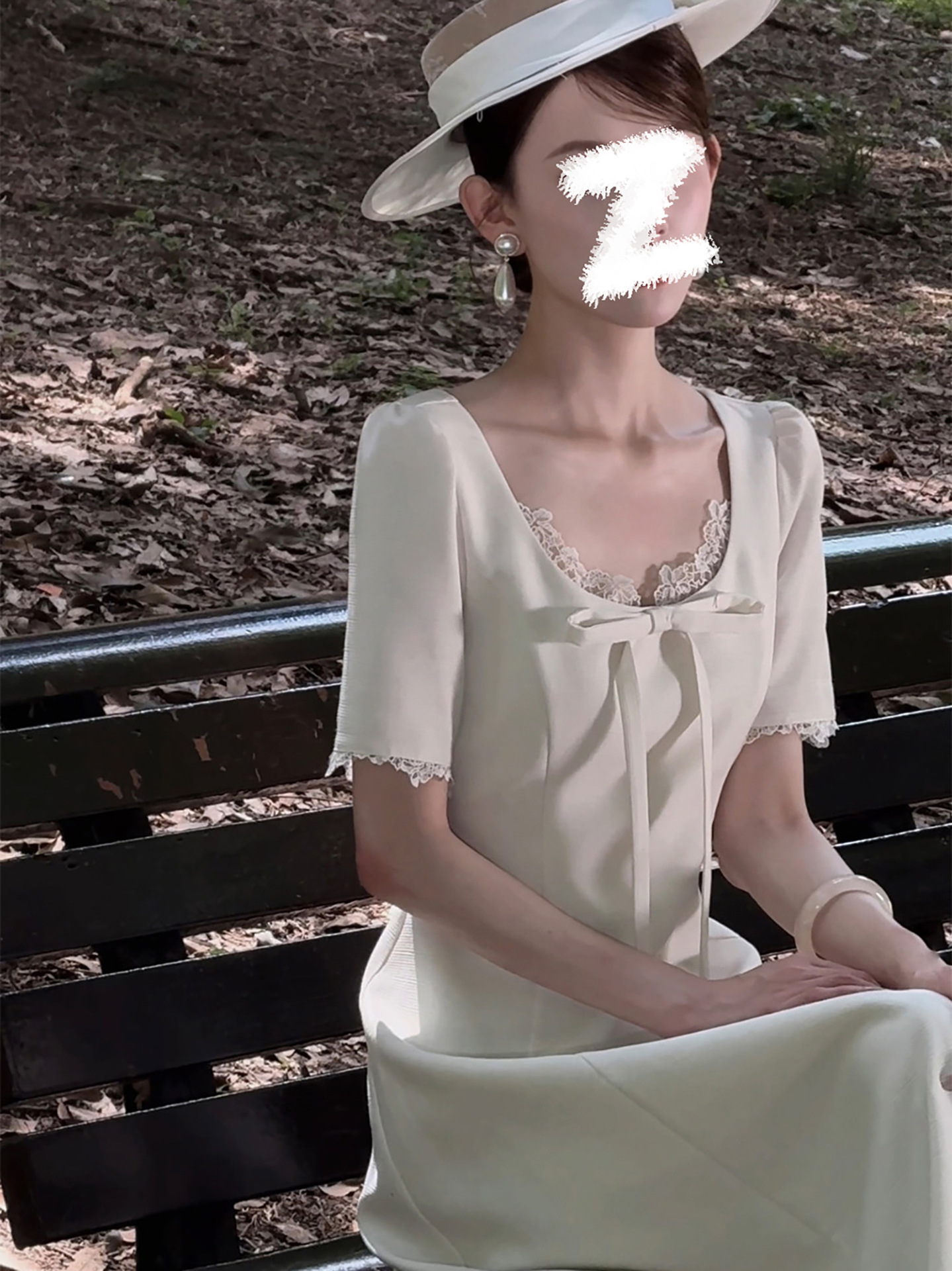 Đầm nữ suông midi tay ngắn chất liệu có họa tiết ren nổi, eo chiết ôm nhẹ, dáng suông nhẹ nhàng — màu trắng ngà chi tiết 3