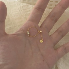赤い本は金色のオリーブの緑のチェーンをめっきして指輪の女性insの大衆を引っ張ります。