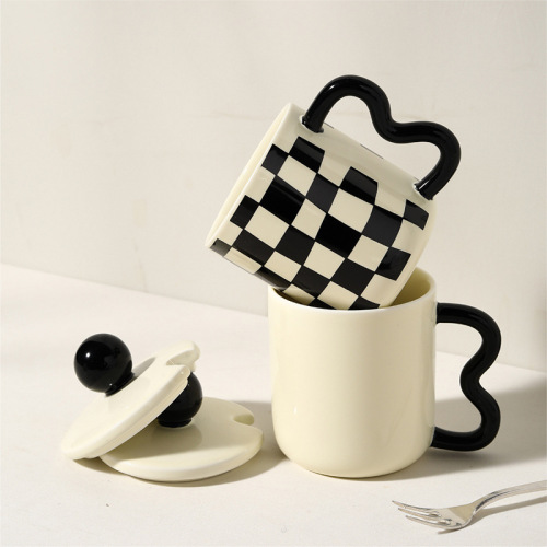 Checkerboard retro ceramic mug with lid, special handle cup, office coffee cup, household niche milk cup