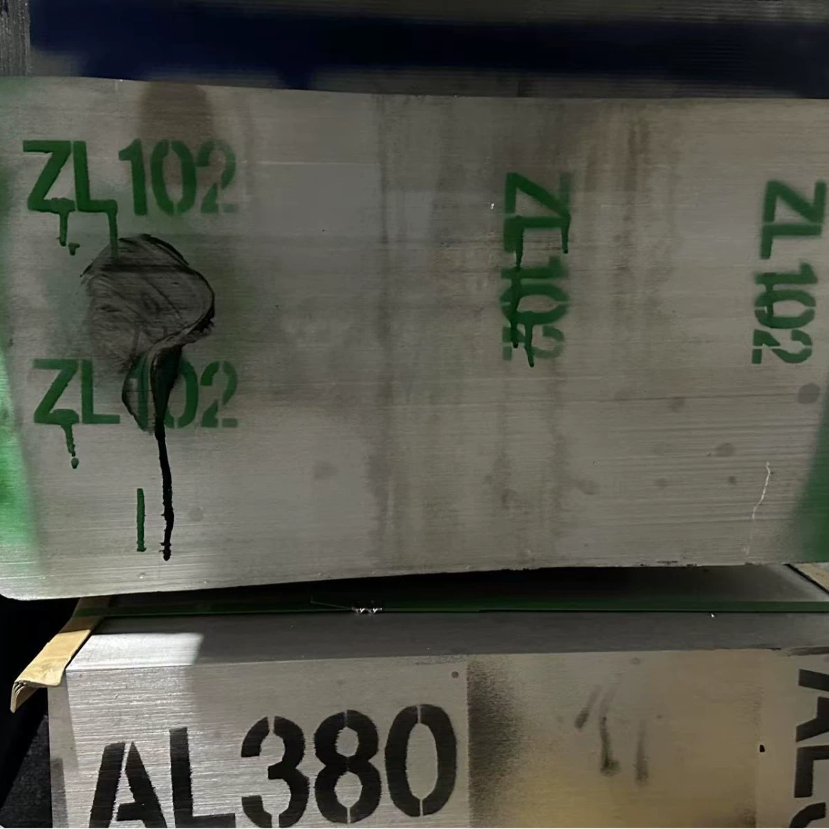 Высококачественный литой алюминиевый сплав ZL104 ZL102 ZL205 ZL114A для литья под давлением может быть резан и обработан на станке.