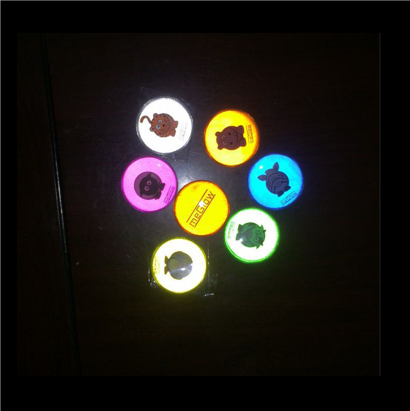 现货可爱反光徽章反射反光胸章 PVC发光装饰挂件反光挂牌礼品配件
