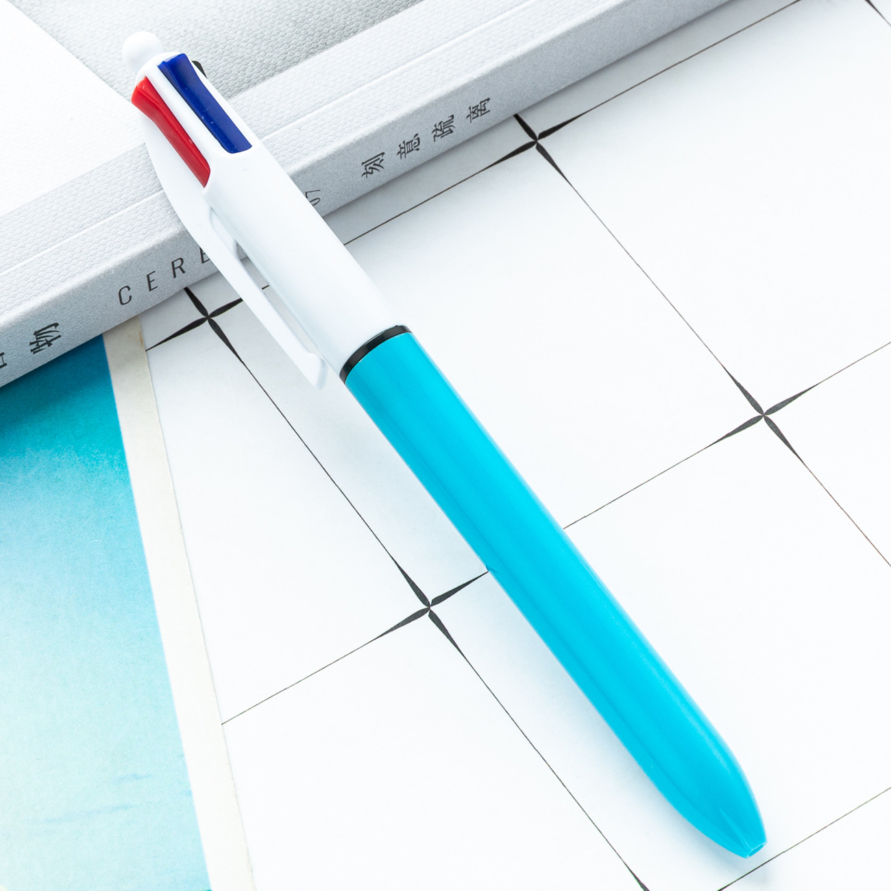 Oficina de aprendizaje de papelería multi-color de la pluma cuatro-en-una mano cuenta trazo clave marcado bolígrafo de plástico bolígrafo