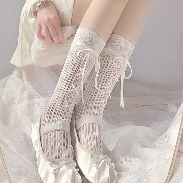 나비가 있는 흰색 양말 팬