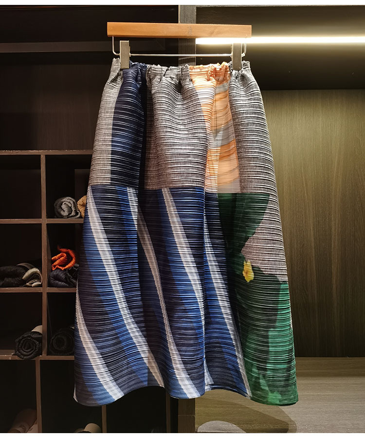 Chân váy midi xếp ly in họa tiết đối lập, cạp chun co giãn, dáng suông nhẹ — xám xanh, xanh lam, đỏ xanh chi tiết 13