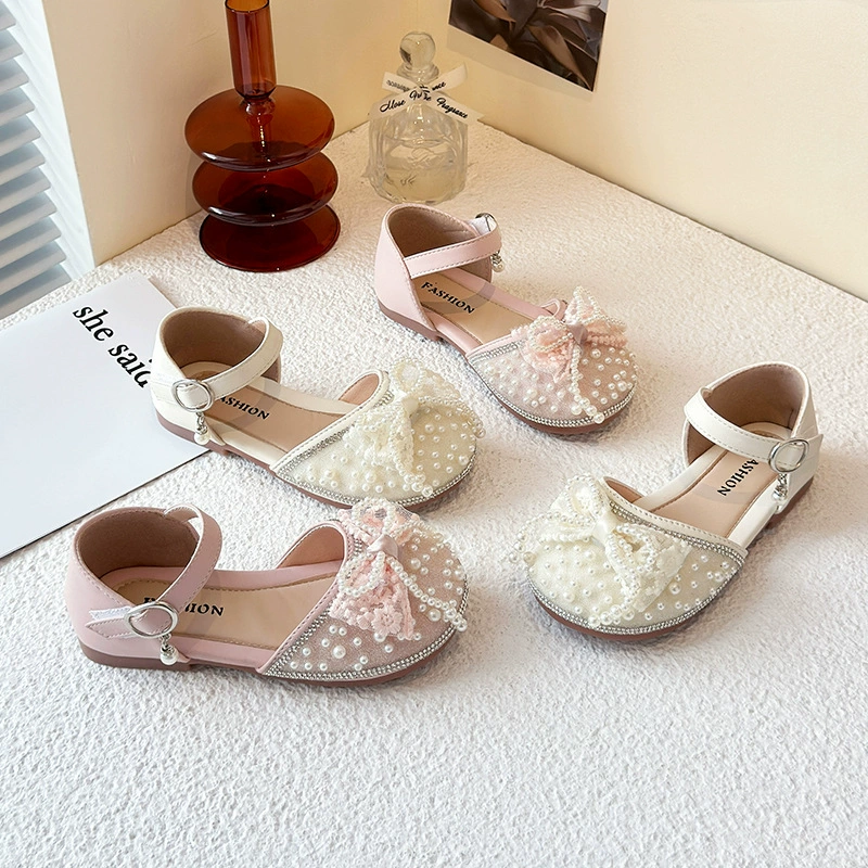 Summer fashionable sandals with bow