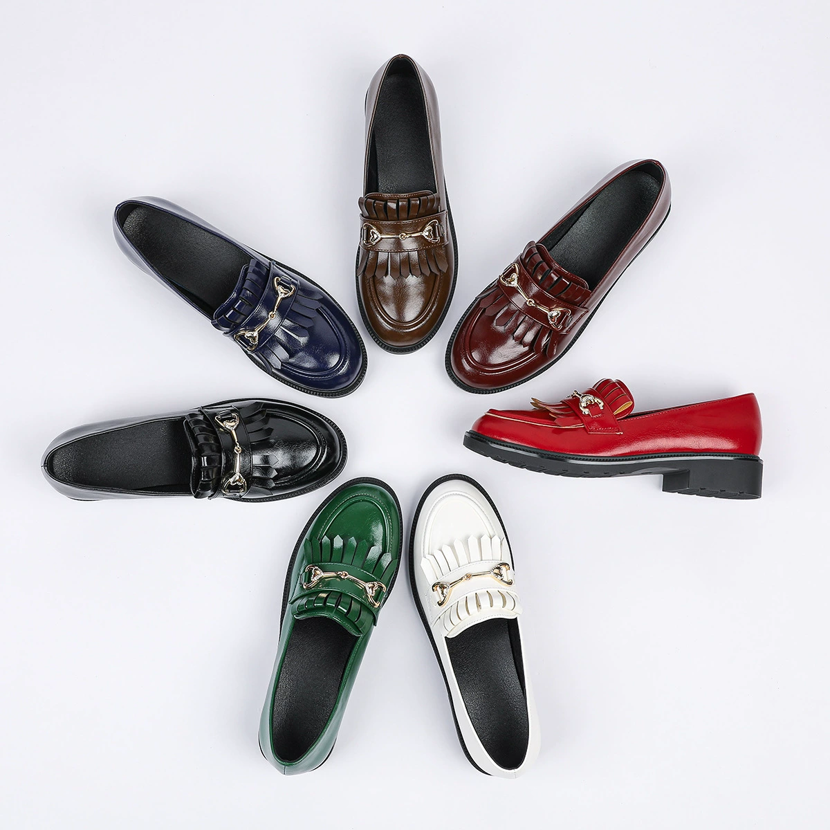 Лоферы в ретро-стиле из лакированной кожи с металлической пряжкой и кисточками, британские слипоны на низком каблуке для женщин