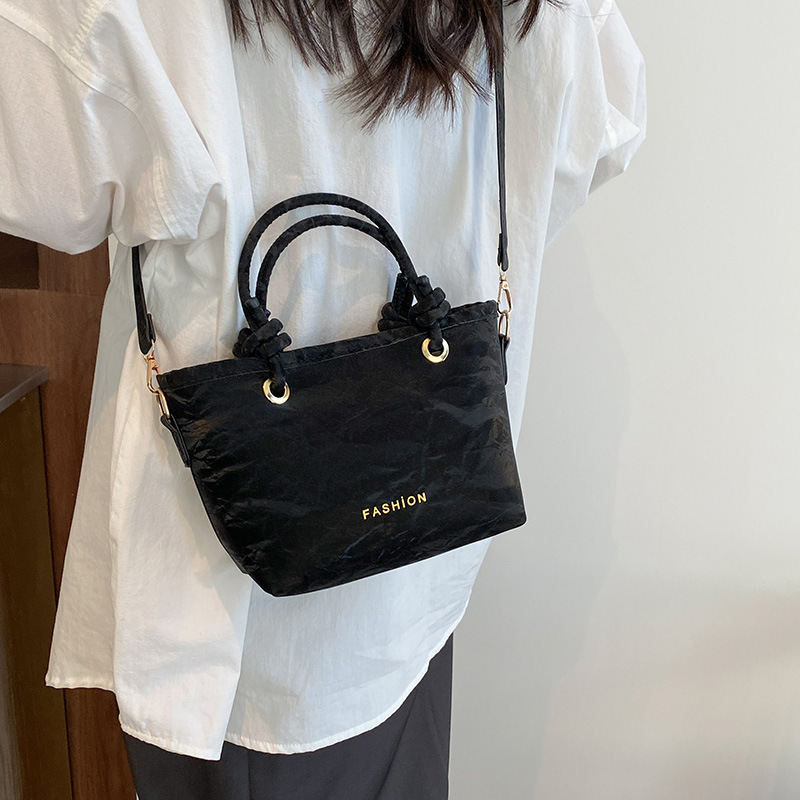 Tendencia versátil bolso de hombro 2025 nuevo estilo de moda casual bolso de cubo de mano para mujeres coreanas bolso de mochila simple para mujeres