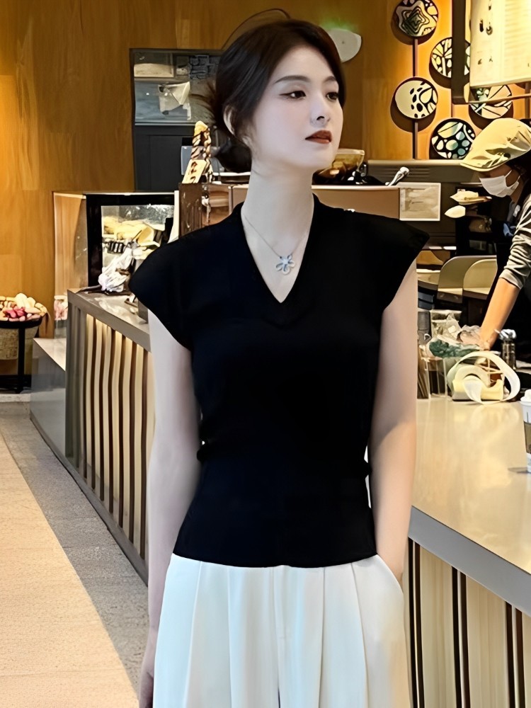Áo hai dây nữ cổ V ren, chất liệu lụa dệt kim mát lạnh, lưng dây buộc, dáng ôm sát — đen