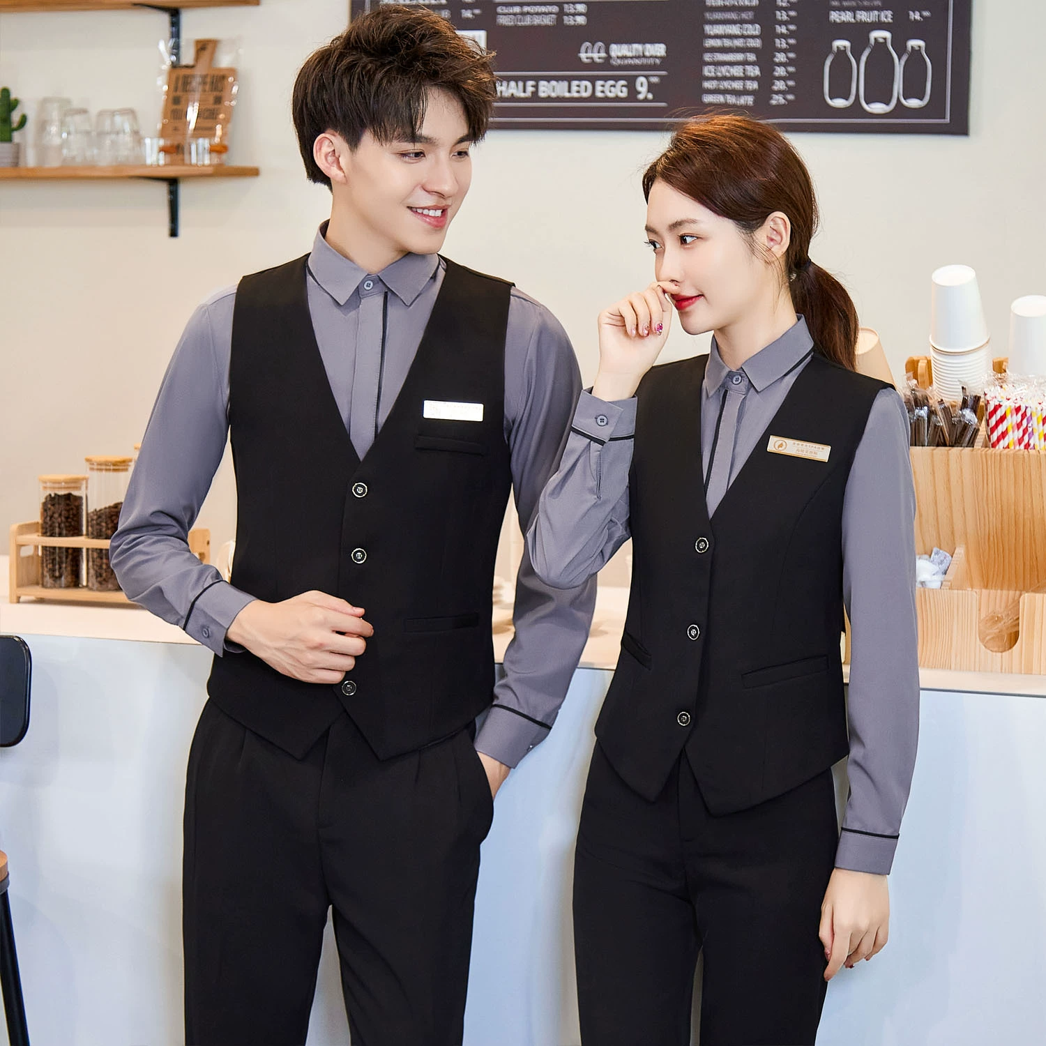 Комплект жилета для мужчин и женщин в одной и той же профессиональной одежде.