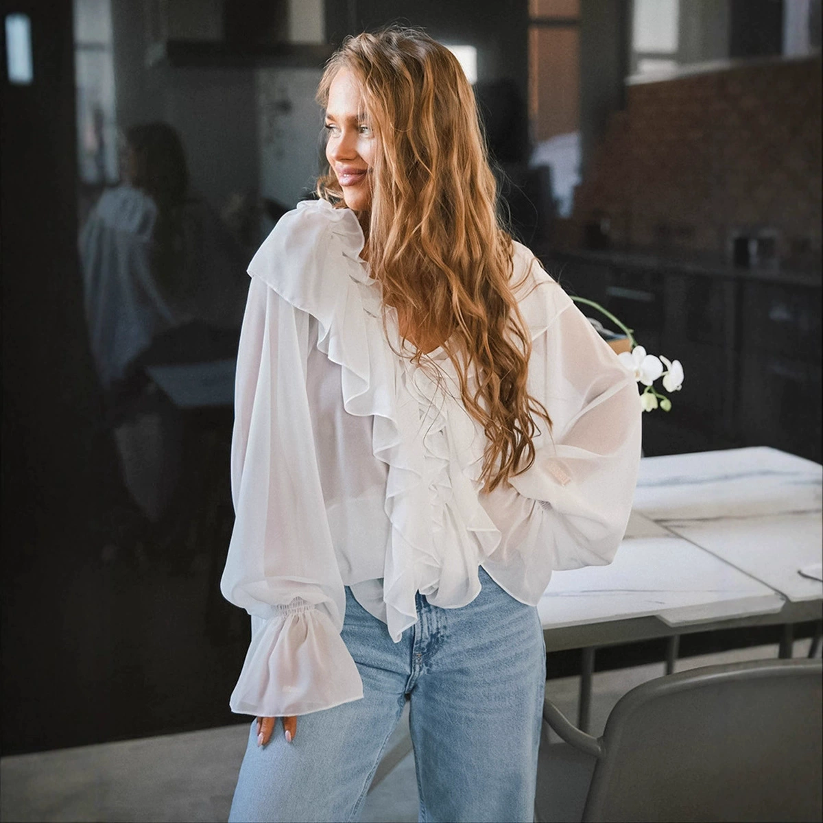 Женская свободная элегантная блузка из белого шифона с рюшами, летящими рукавами и V-образным вырезом, весенний дизайн 2024 года