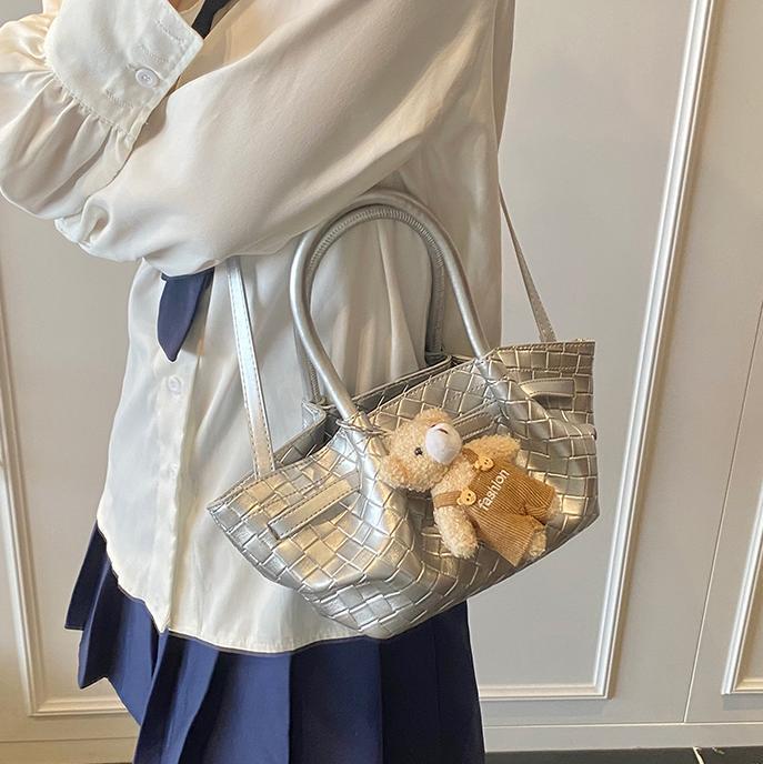 Bolso de cubo de estilo explosivo de moda para mujer 2025 nuevo bolso de hombro de nicho de todo fósforo tejido de estilo occidental bolso de mensajero de mano de moda