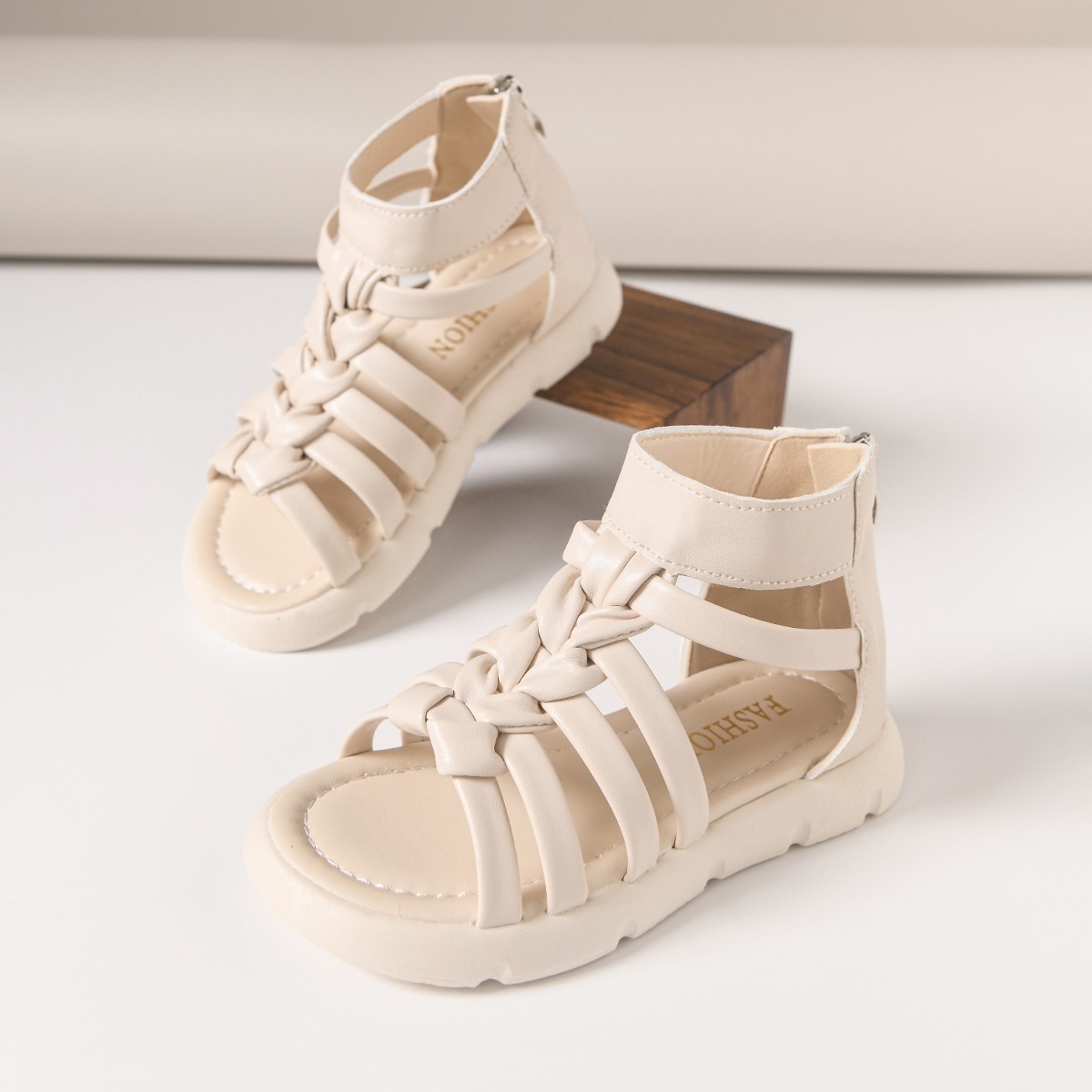 Sandálias de niñas verano 2026 nuevo estilo de moda infantil zapatos casuales versátiles niños grandes princesa estilo zapatos de cremallera romana