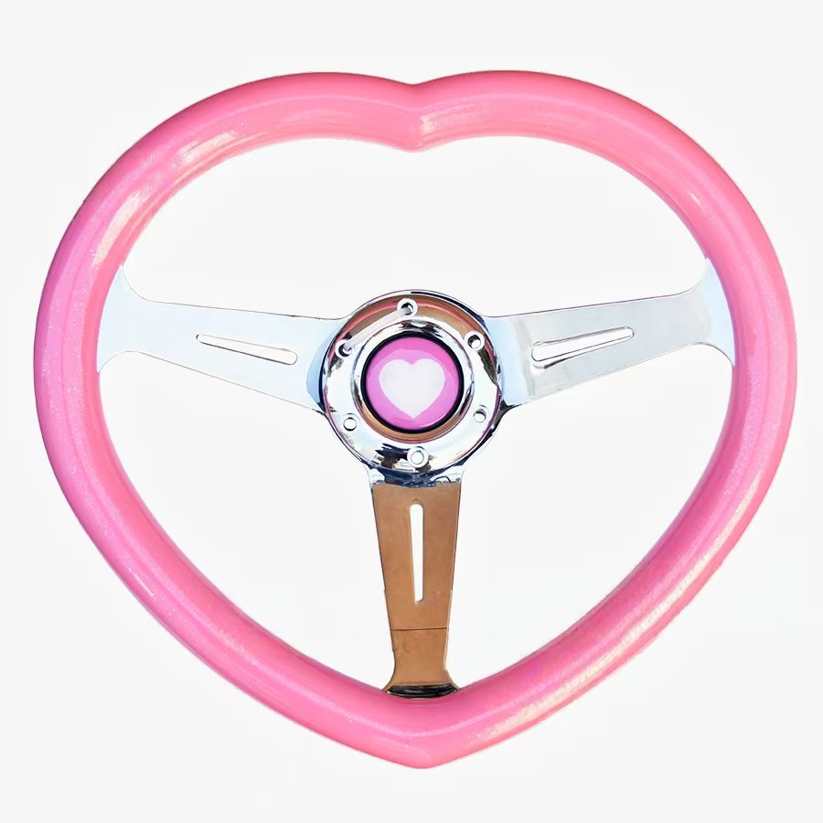 핑크 하트 모양의 스티어링 휠