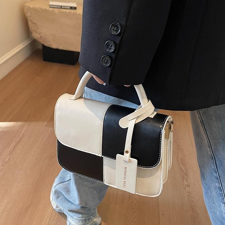 Bolso de mano coreano de color para mujeres 2025 nuevo nicho de textura universal bolso de hombro simple mochila casual