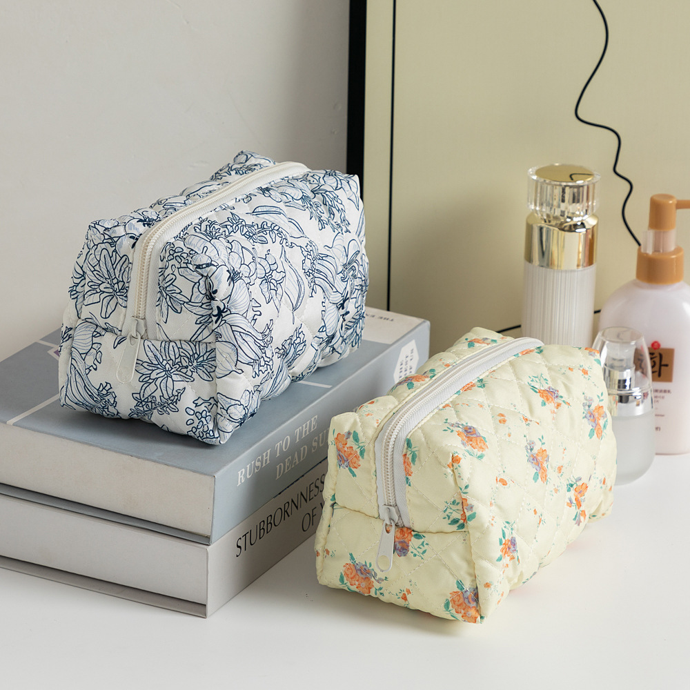 Classic Style Ditsy Floral Polyester Square Makeup Bags display picture 5