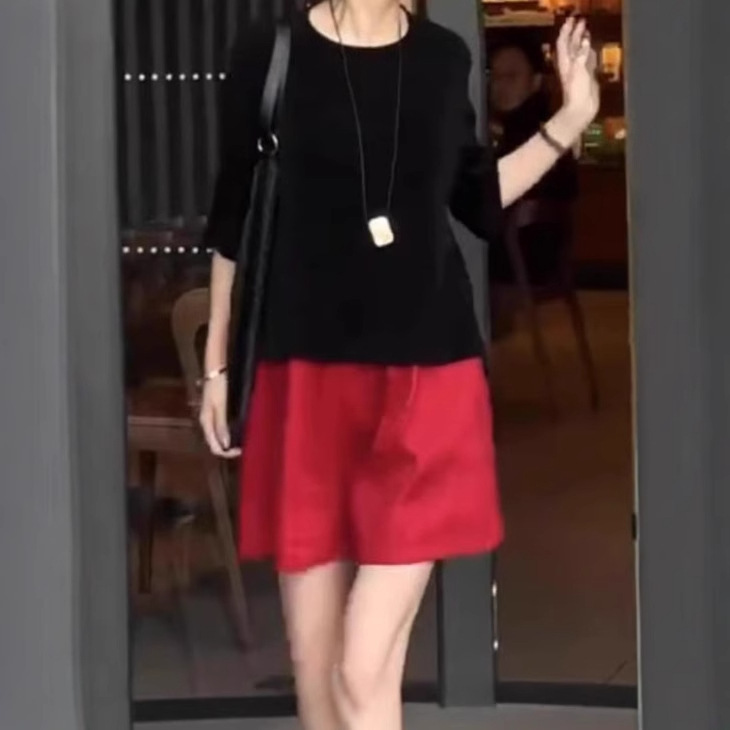 25031 Jieyu Show Classic Fashion Elegant Black Top 2025 Summer Design Crewneck Red Shorts