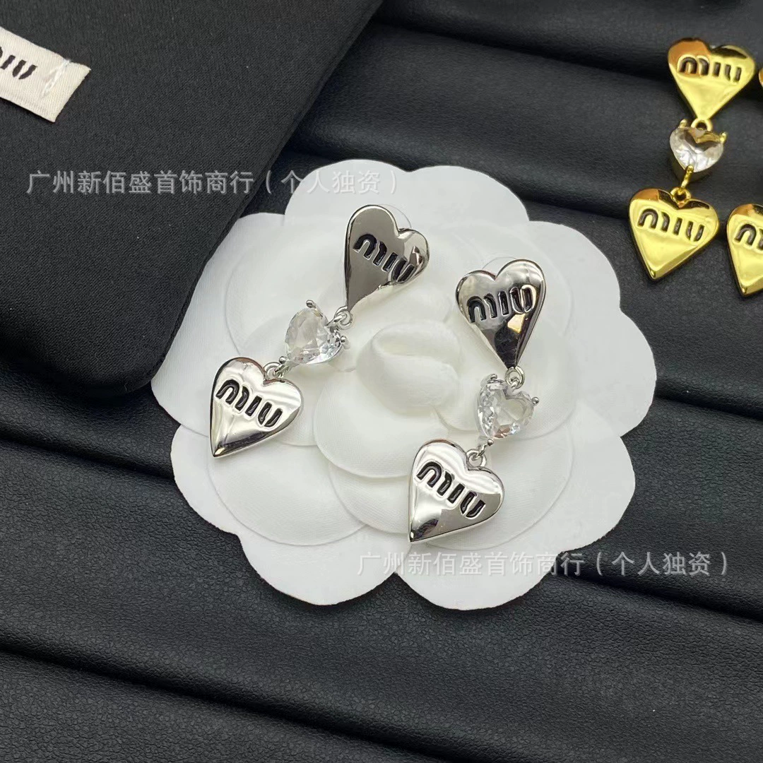 Серьги (Miumiu) с жемчужиной и буквенными подвесками, инкрустация стразами