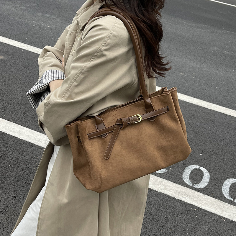 Bolsa de brazo de moda transfronteriza versátil, bolsa especial de invierno para mujeres 2025, nueva bolsa de hombro de viaje de alto valor.