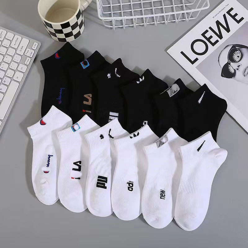 Unisex white socks for sports and students, versatile short socks, trendy ins-style boat socks, couple's fashion, simple and thin Unisex white socks for sports and students, versatile short socks, trendy ins-style boat socks, couple's fashion, simple and thin