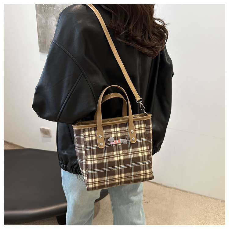 Cross-border personalized hand-carried fashionable and casual bucket bag for women, new autumn 2024 collection, contrasting color striped single-shoulder quality crossbody bag undefined