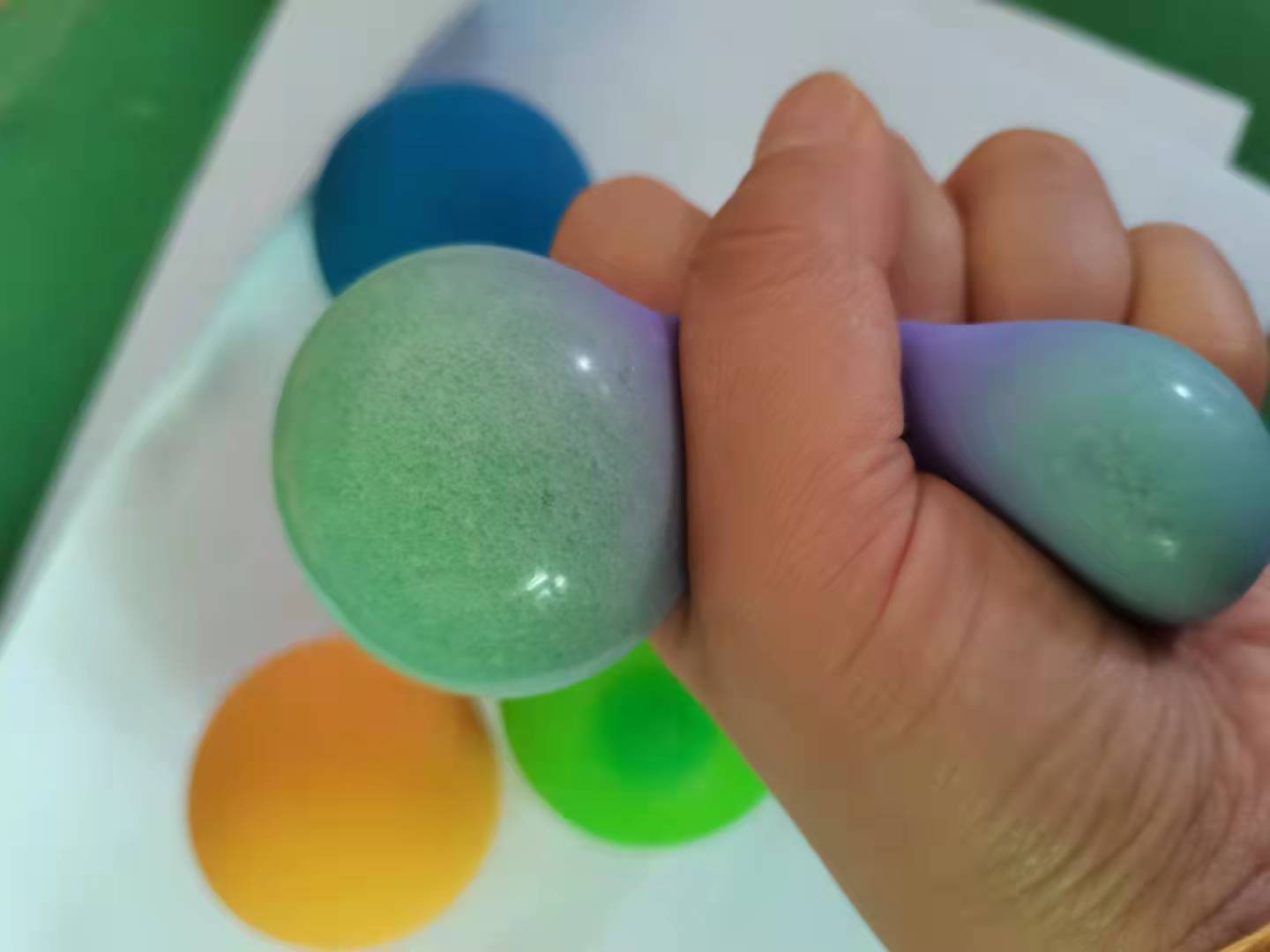 Bola de descompresión transfronteriza que cambia de color bola de tofu bola de pellizco de 6cm Bola de cambio de color de harina llena de EVA 4 pack juguetes de ventilación