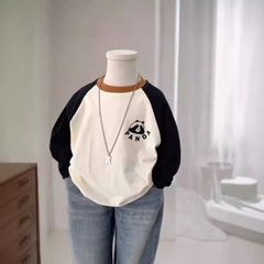 男の子の春の服の上着2025長袖は肩の子供の丸首の漫画の上着の中の子供の洋風のコンビネーションを挿し込みます。