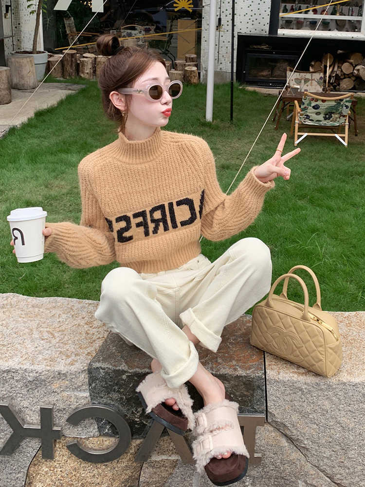 알파벳 자카드 밍크 모피 터틀넥 스웨터 여자 봄 2024 작은 남자를위한 새로운 도착 짧은 스웨터 탑 가을과 겨울