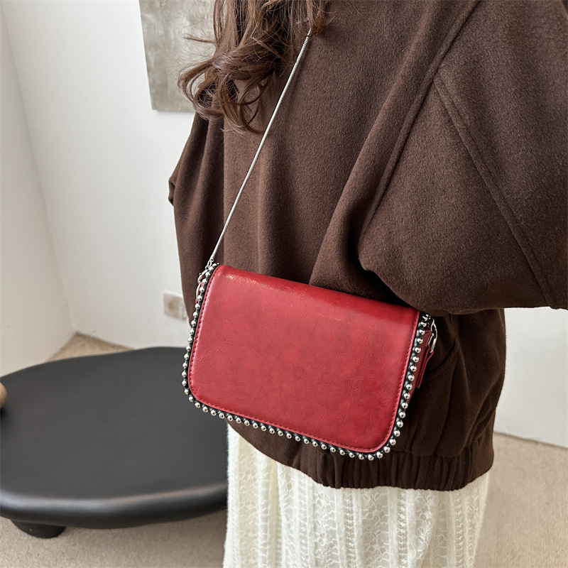 Este año, bolsos de diseño de moda para mujeres 2024, bolsos pequeños de nicho de cadena de moda, bolsos de hombro inclinados.