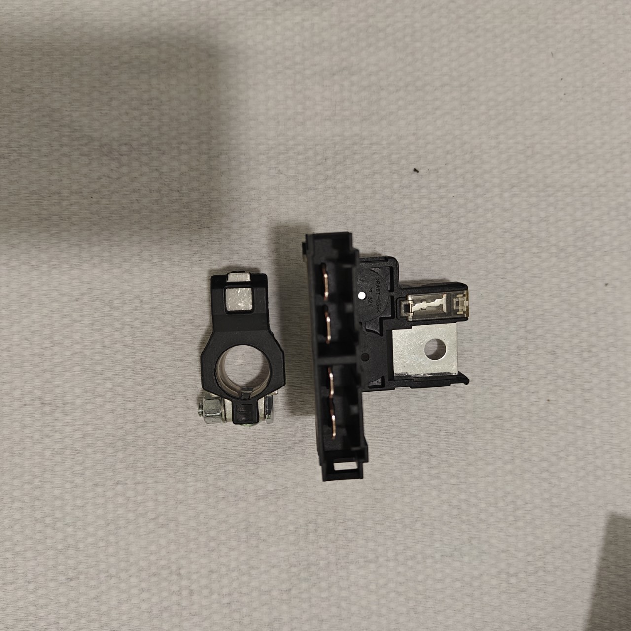 24380-79919 is suitable for Nissan series models, battery positive fuse and fuse accessories