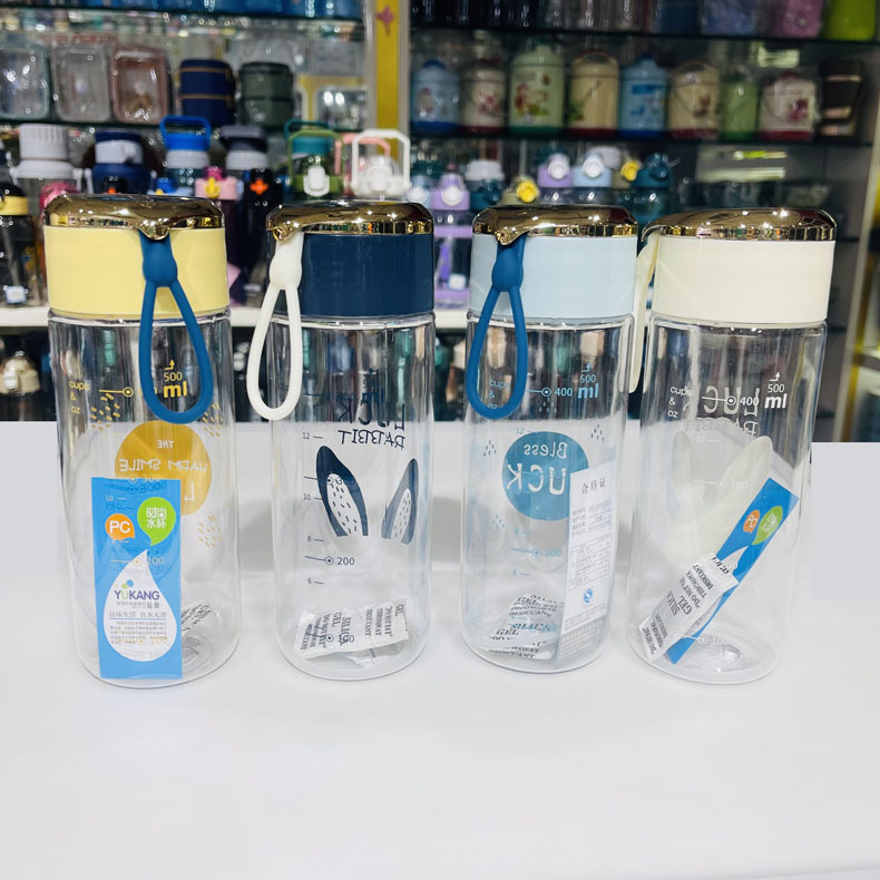 Futong ins estilo de alta apariencia de vidrio simple 580ml portátil pequeña niña corazón portátil taza de agua con mango