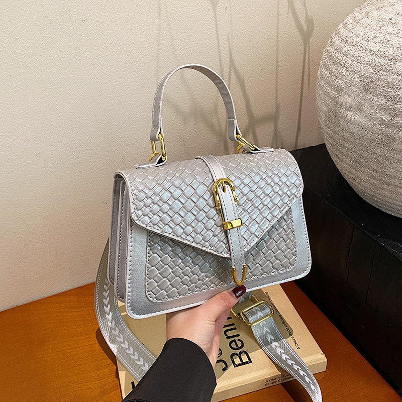 Moda de alto valor 2025 primavera nuevo estilo salvaje ins bolso de mensajero de un solo hombro este año temperamento popular pequeño bolso cuadrado femenino