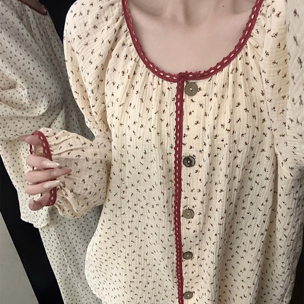 Demi-season pijama with a round collar