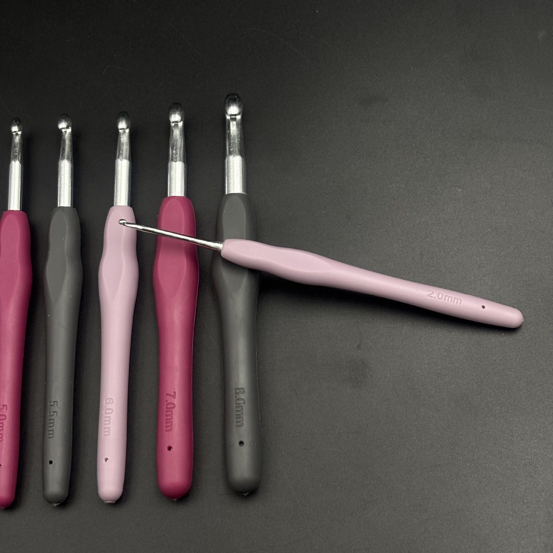 Tejido a mano arco iris ganchillo de mango suave TPR ganchillo de mango suave sólido ganchillo de aluminio ganchillo conjunto de agujas de lana