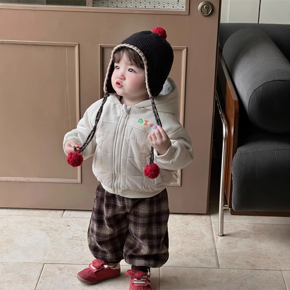 Versión coreana del nuevo bebé de invierno, estilo occidental, letras de colores de dibujos animados, gruesas, cálidas y cómodas, abrigo de bebé suave, abrigo de algodón
