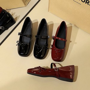 836-17 French style high-end lacquered leather one-piece buckle with raised middle heel and side bow, square toe single 