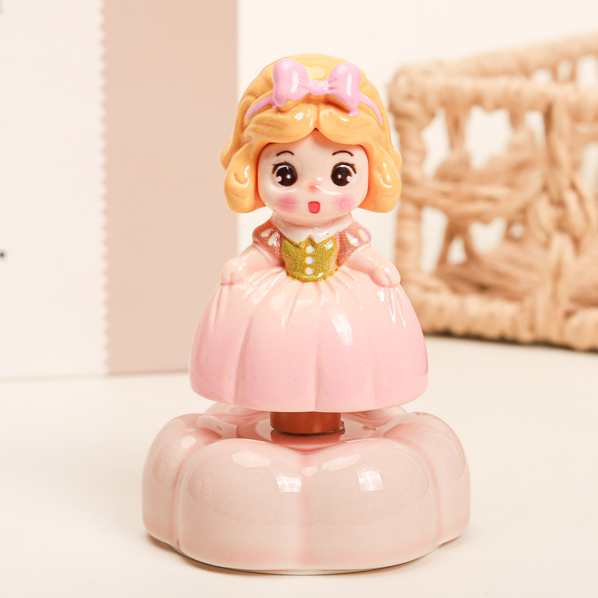 New Snow White Ceramic Rotating Car and Desktop Ornament, Suitable for Gifting, Wholesale