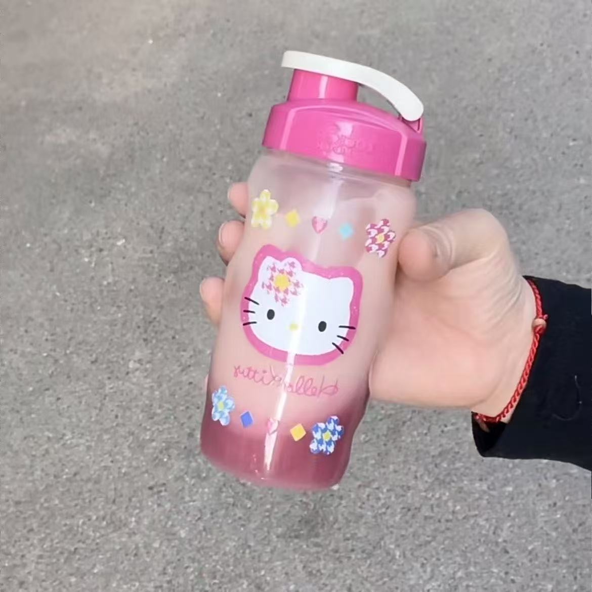 Pequeño libro rojo con el mismo estilo KT gato taza de agua pegatina linda de dibujos animados Hello Kitty pegatina plana impermeable y resistente a los arañazos decoración de computadora