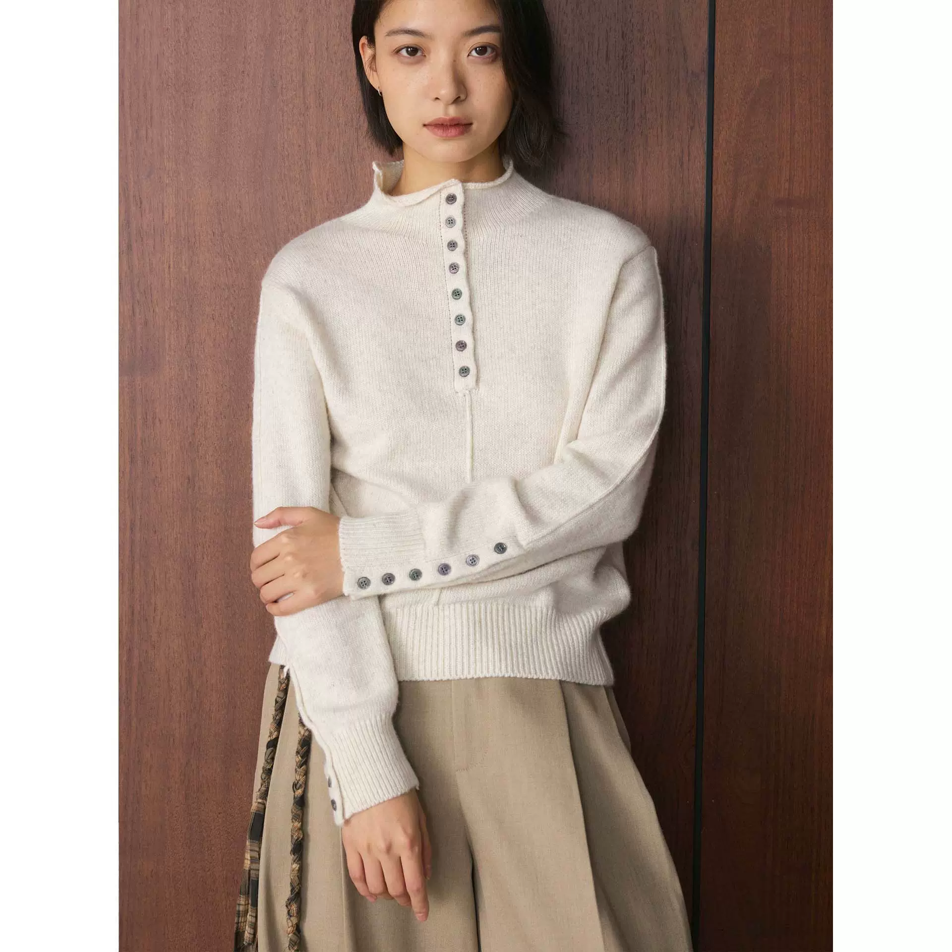 卢浮冬季新款韩版简约时髦半高领多纽扣针织毛衣舒适修身上衣女