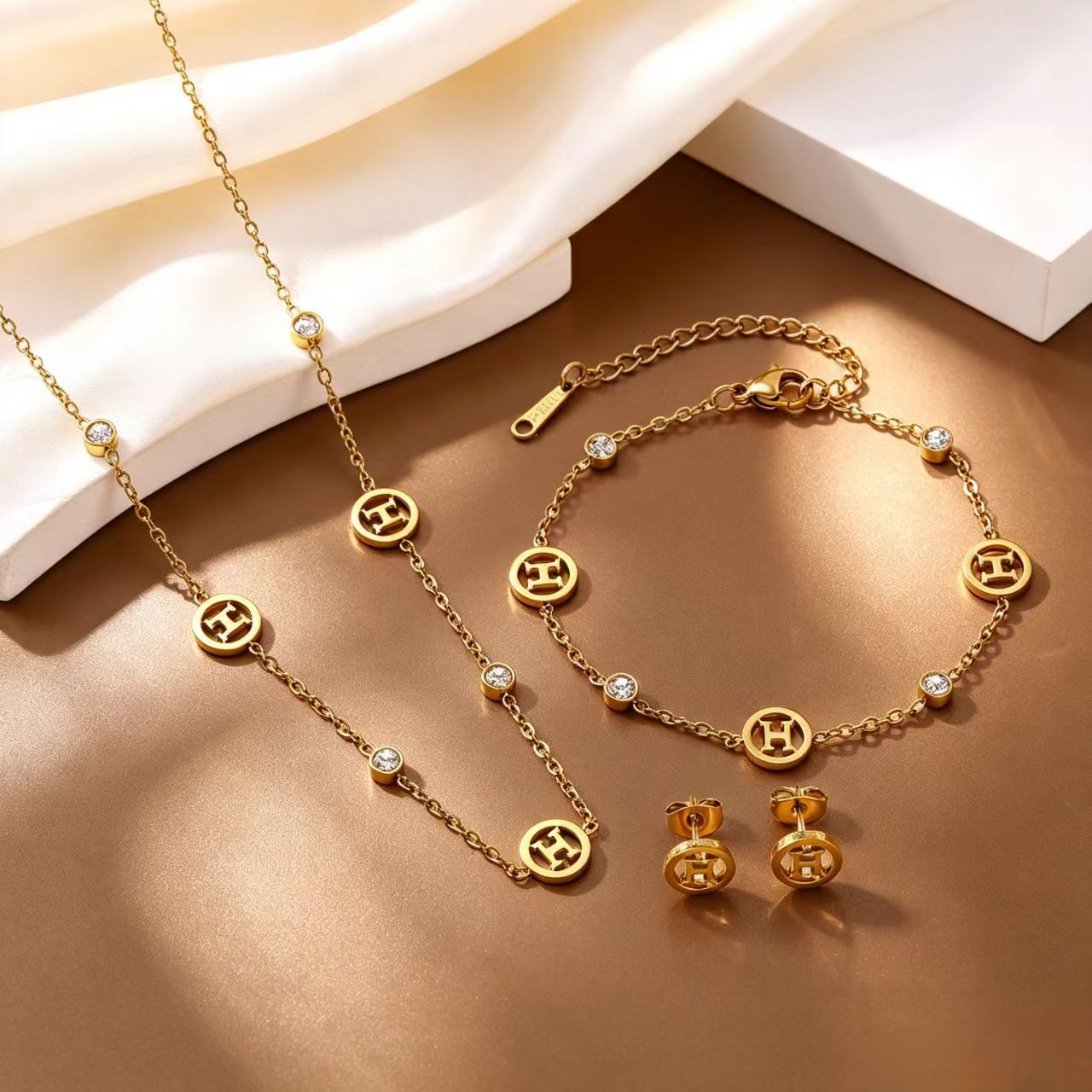 Cross-border bestseller small H letter inlaid with diamonds titanium steel 18K set, fashionable design, stylish and versatile accessory jewelry