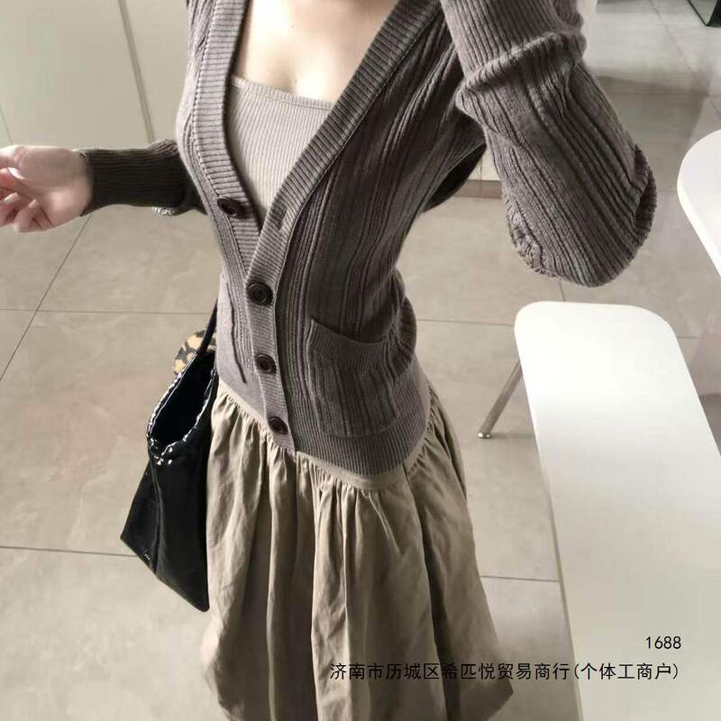 American-style vertical striped knitted V-neck sweater cardigan, a new autumn collection for women, featuring a retro, slim-fit design in a coffee color
