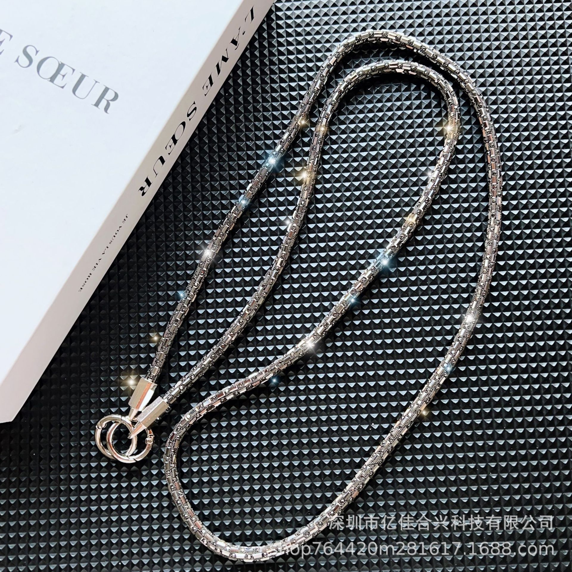 El cristal cuadrado se puede colgar en la parte posterior del cordón del teléfono móvil, la cadena de mensajero del teléfono móvil de moda para mujer, la cadena roja de la red anti-pérdida