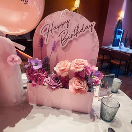 气球;场地布置道具;拉花、彩带