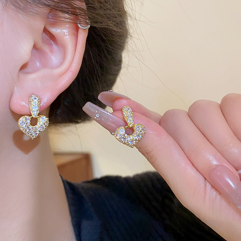 Pendientes transfronterizos, pendientes de metal de alta calidad, pendientes de 2025 nuevos pernos de moda, temperamento ligero y lujoso, pendientes de atmósfera