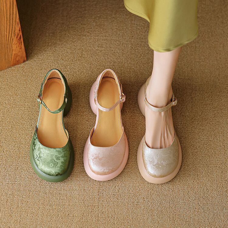 Hecho a mano 2024 nuevo verano una palabra botón sandalias de cabeza de bolsillo para mujeres con suela gruesa aumentando la altura de un solo zapato para mujeres con suela de muffin nuevo estilo chino