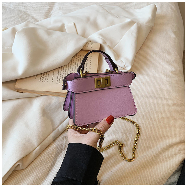 Nuovo stile di sfilata di celebrità di Internet di nicchia Stile di celebrità Stesso stile Borsa per rossetto con catena diagonale a mano con lucchetto a doppia faccia_voghion.com