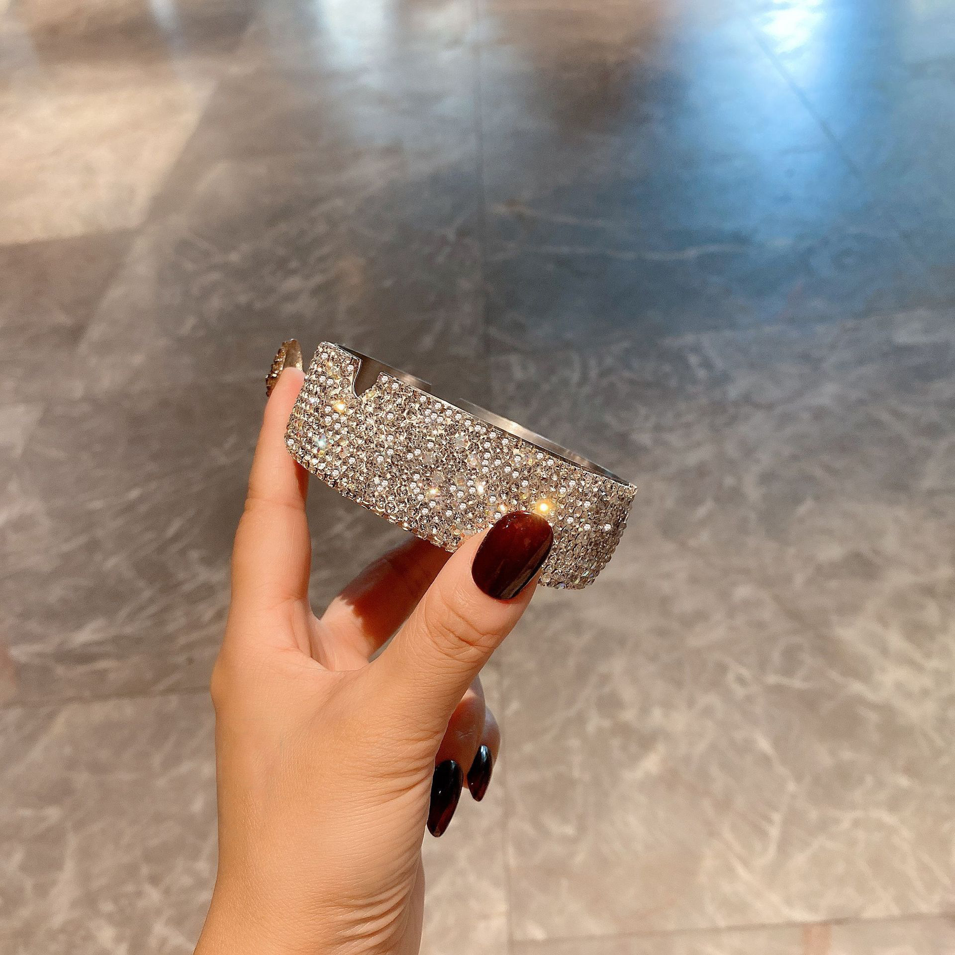 Creative diamond-encrusted ashtray, large stainless steel, personalized home use, diamond-studded ashtray, high aesthetic value, suitable for living room and car use